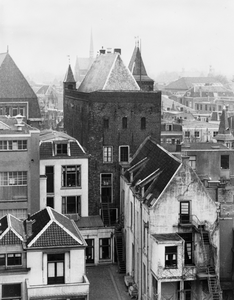 813264 Gezicht op het binnenterrein en de achtergevel van Huize Oudaen (Oudegracht 99) te Utrecht vanuit het westen.